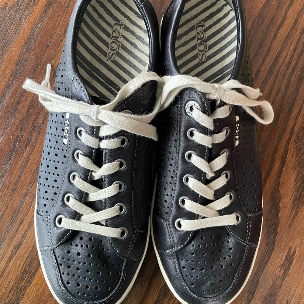 Black leather Taos sneakers